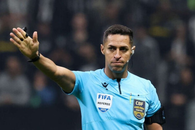  O ..rbitro Rodrigo Jose Pereira de Lima, do jogo entre as equipes da SE Palmeiras e C Atl..tico Mineiro, durante partida v..lida pela nona rodada, do Campeonato Brasileiro, S..rie A, na Arena MRV. (Foto: Cesar Greco/Palmeiras/by Canon)
     -  (crédito:  CESAR GRECO)