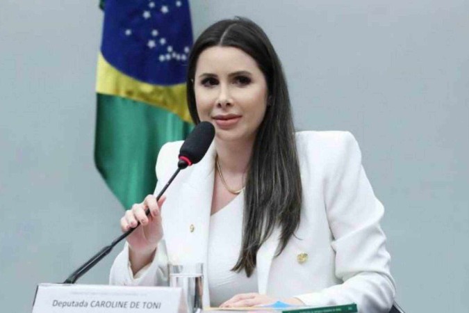 Deputados ligados ao Governo Lula criticam a atuação de Caroline De Toni (PL-SC), que 