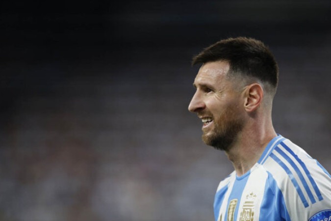  Argentina's forward #10 Lionel Messi looks on during the Conmebol 2024 Copa America tournament group A football match between Chile and Argentina at MetLife Stadium in East Rutherford, New Jersey on June 25, 2024. (Photo by EDUARDO MUNOZ / AFP) (Photo by EDUARDO MUNOZ/AFP via Getty Images)
     -  (crédito:  AFP via Getty Images)