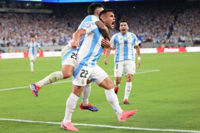 Lautaro marca o gol da vitória da Argentina  -  (crédito: Foto: Charly Triballeau/AFP via Getty Images)