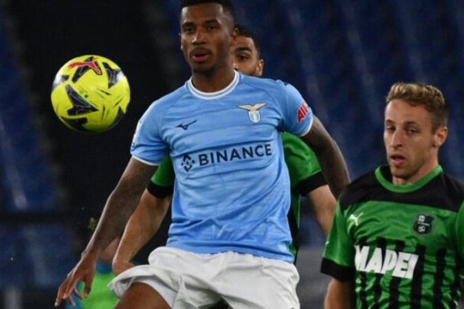  Lazio's Brazilian midfielder Marcos Antonio (L) and Sassuolo's Italian midfielder Davide Frattesi go for the ball during the Italian Serie A football match between Lazio and Sassuolo on May 3, 2023 at the Olympic stadium in Rome. (Photo by Vincenzo PINTO / AFP) (Photo by VINCENZO PINTO/AFP via Getty Images)
       -  (crédito:  AFP via Getty Images)