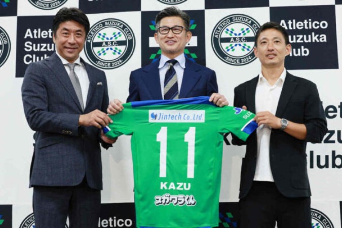  Former Japan international Kazuyoshi Miura holds a press conference to announce his joining Atletico Suzuka on a temporary transfer at the National Stadium in Tokyo on June 25, 2024. (Photo by AFP)
     -  (crédito:  AFP via Getty Images)