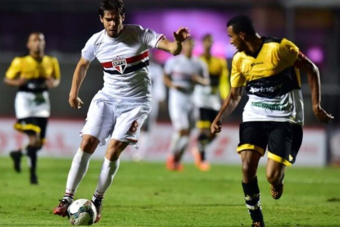  Kaka (L) of Brazils Sao Paulo, vies for the ball with Joao Vitor (R) of Brazils Criciuma, during their Copa Sudamericana football match held at Morumbi stadium, in Sao Paulo, Brazil, on September 4, 2014. AFP PHOTO / Nelson ALMEIDA        (Photo credit should read NELSON ALMEIDA/AFP via Getty Images)
      Caption  -  (crédito:  AFP via Getty Images)