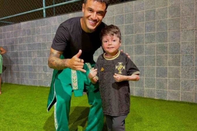 Souza, Alex Teixeira e Coutinho com o menino Gui -  (crédito: Foto: Reprodução/Instagram)