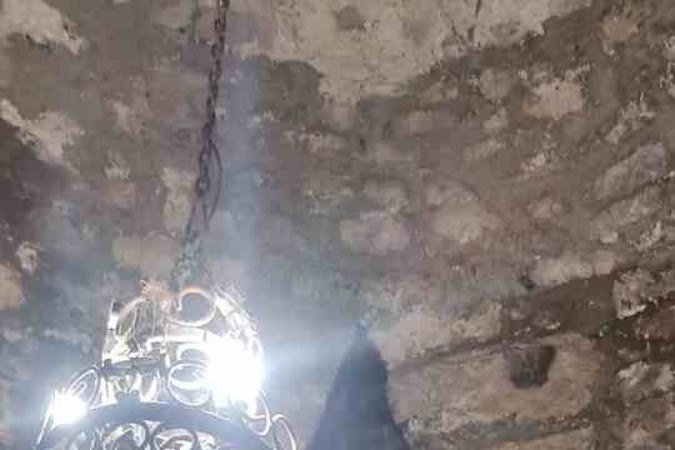 A escada que leva ao fundo do poço onde São Gregório foi confinado, em Khor Virap 