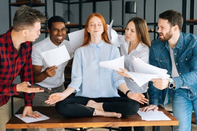 Nossas emoções, sejam elas consideradas boas ou ruins, se manifestam no ambiente corporativo (Imagem: Dikushin Dmitry | Shutterstock) - (crédito: EdiCase - Geral) Nossas emoções, sejam elas consideradas boas ou ruins, se manifestam no ambiente corporativo (Imagem: Dikushin Dmitry | Shutterstock) - (crédito: EdiCase - Geral)