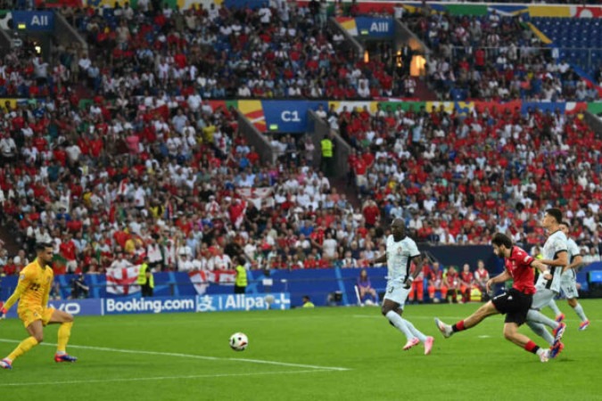  Georgia's forward #07 Khvicha Kvaratskhelia scores his team's first goal during the UEFA Euro 2024 Group F football match between Georgia and Portugal at the Arena AufSchalke in Gelsenkirchen on June 26, 2024. (Photo by OZAN KOSE / AFP)
     -  (crédito:  AFP via Getty Images)