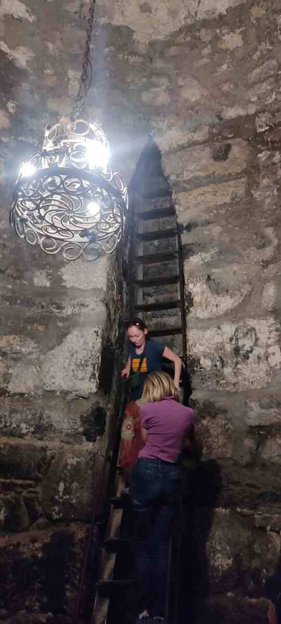 A escada que leva ao fundo do poço onde São Gregório foi confinado, em Khor Virap 