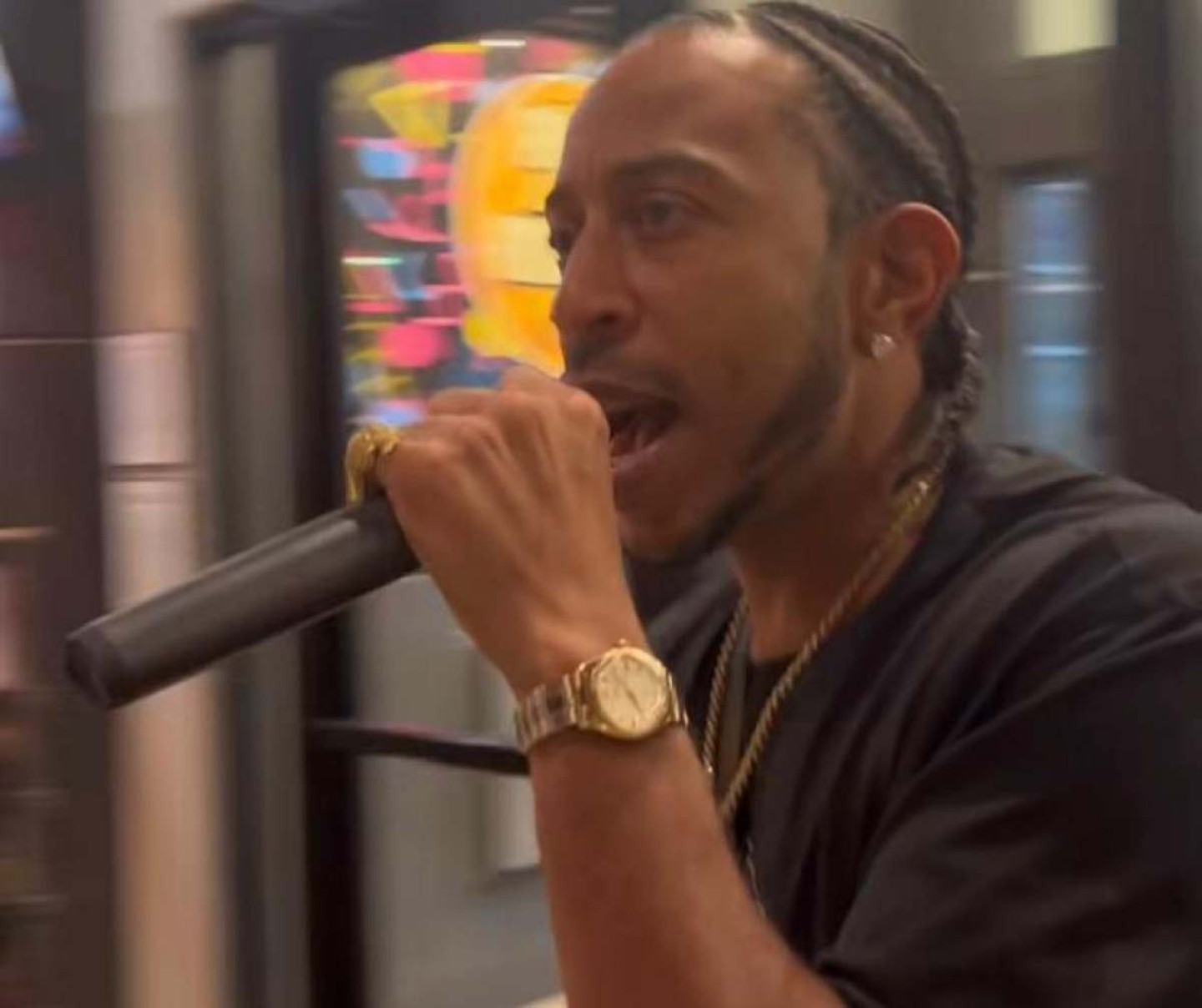 Rapper Ludacris tem show cancelado por mau tempo e se apresenta na rua