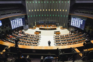 A votação ocorreu nesta quinta-feira, 11, após sucessivos recuos da Câmara, receosa do desgaste à imagem que a proposta causaria aos parlamentares -  (crédito: - Fabio Rodrigues Pozzebom/Agência Brasil)
