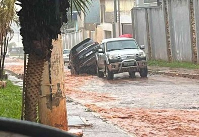 Foto tirada em 2023 mostra carro caído em cratera formada na rua sem asfalto no Setor Habitacional Bernardo Sayão