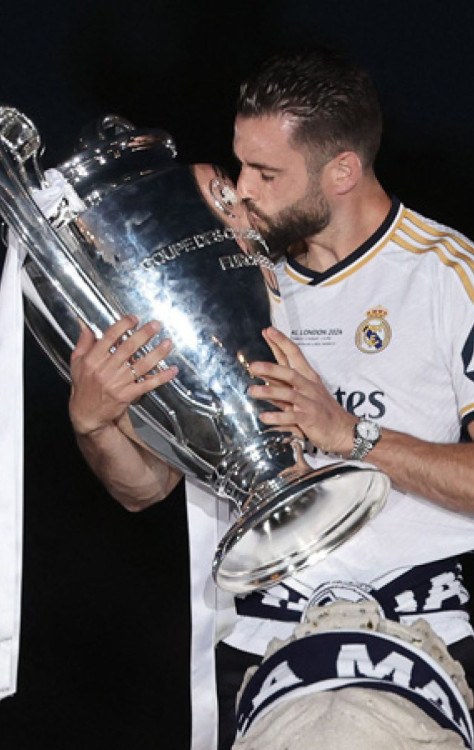  (FILES) Real Madrid's Spanish defender #06 Nacho Fernandez celebrates with the trophy their 15th Champions League win, one day after beating Borussia Dortmund in London, on Cibeles square in Madrid on June 2, 2024. Club captain Nacho Fernandez will leave Real Madrid for a reported move to Saudi Arabia, the 15-time Champions League winners announced on June 25, 2024. (Photo by Thomas COEX / AFP)
     -  (crédito:  AFP)