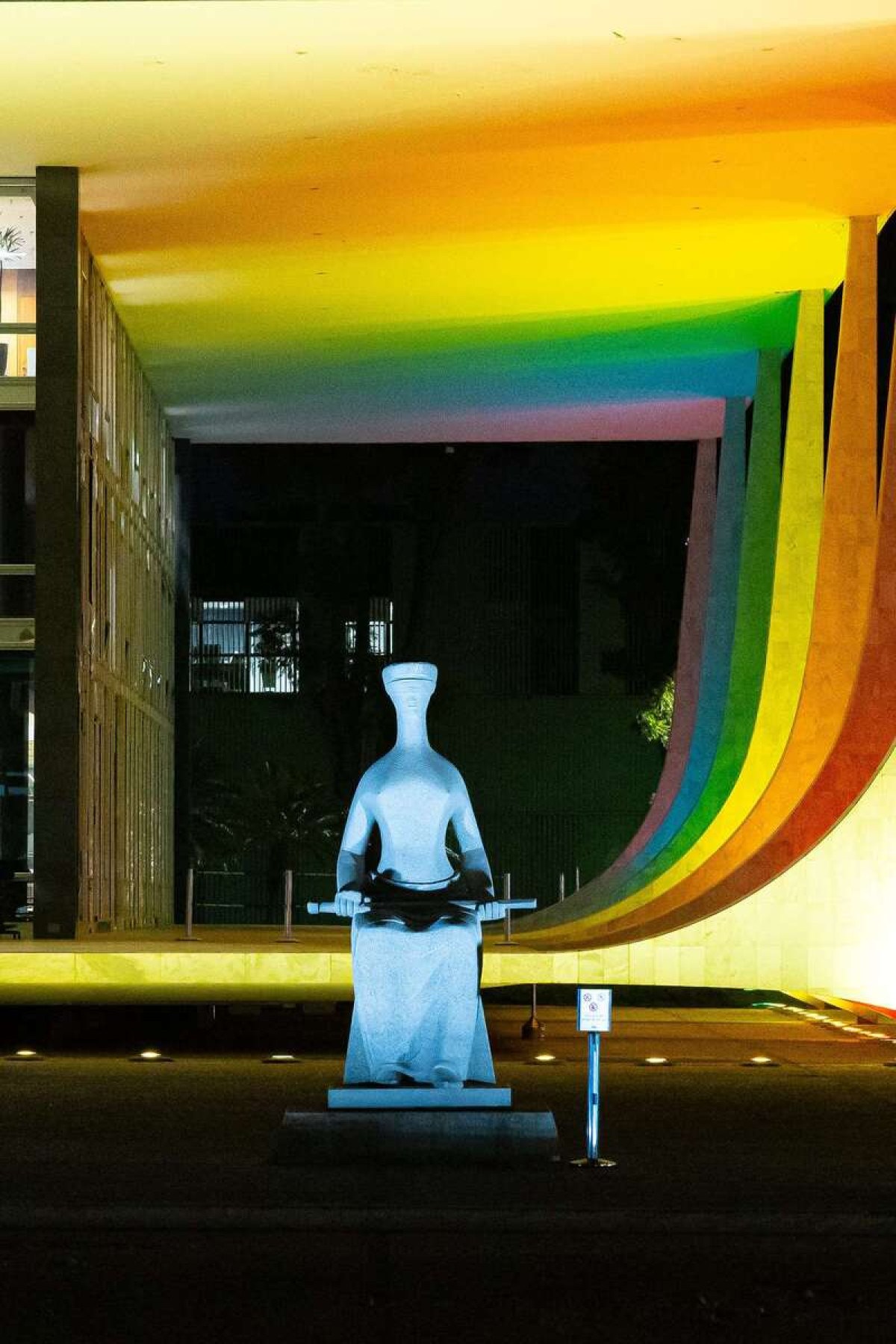 Orgulho LGBTQIAPN+ em prédios públicos de Brasília