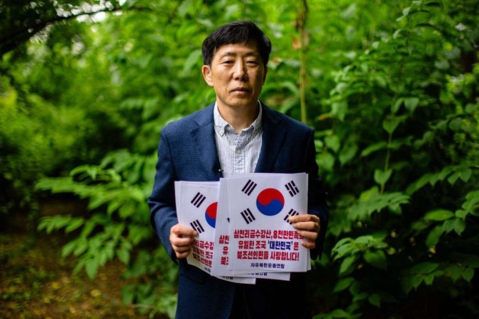 Park, filho de um agente norte-coreano, fugiu do país em 1999 e há duas décadas lança informativos, dólares americanos e pendrives com músicas K-pop  -  (crédito: Anthony WALLACE / AFP)
