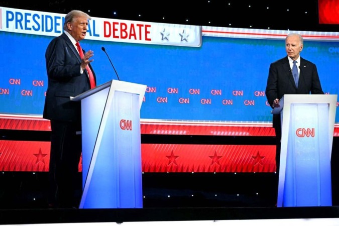 Joe Biden (D) e Donald Trump (E) travam duelo nos estúdios da emissora CNN, em Atlanta: economia e imigração no primeiro bloco do debate  -  (crédito: Andrew Caballero Reynolds/AFP)