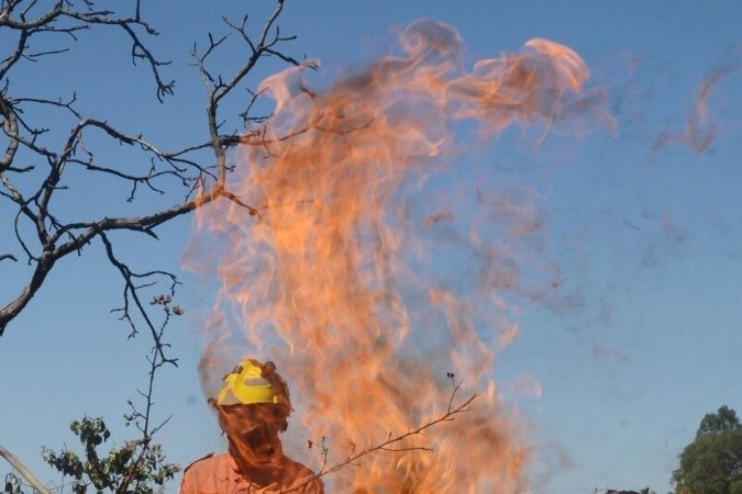 No auge da seca o CNMDF empenha cerca de 200 militares para combater as chamas diariamente