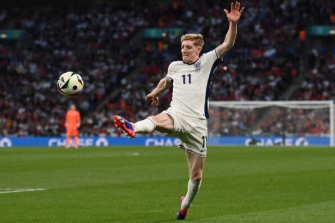 England's midfielder #11 Anthony Gordon controls the ball during the International friendly football match between England and Iceland at Wembley Stadium in London on June 7, 2024. (Photo by Glyn KIRK / AFP) / NOT FOR MARKETING OR ADVERTISING USE / RESTRICTED TO EDITORIAL USE
- (crédito: AFP via Getty Images) England's midfielder #11 Anthony Gordon controls the ball during the International friendly football match between England and Iceland at Wembley Stadium in London on June 7, 2024. (Photo by Glyn KIRK / AFP) / NOT FOR MARKETING OR ADVERTISING USE / RESTRICTED TO EDITORIAL USE
- (crédito: AFP via Getty Images)