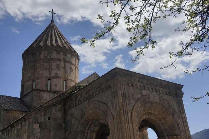 A igreja de São Pedro e São Paulo, construída dois 
séculos antes do monastério e concluída no ano 905 