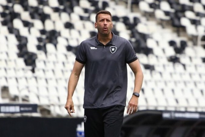Eduardo Oliveira não é mais técnico do Botafogo -  (crédito: Foto: Henrique Lima / BFR)