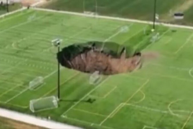 Cratera gigantesca foi aberta no meio de um campo de futebol  -  (crédito: Foto: Reprodução)