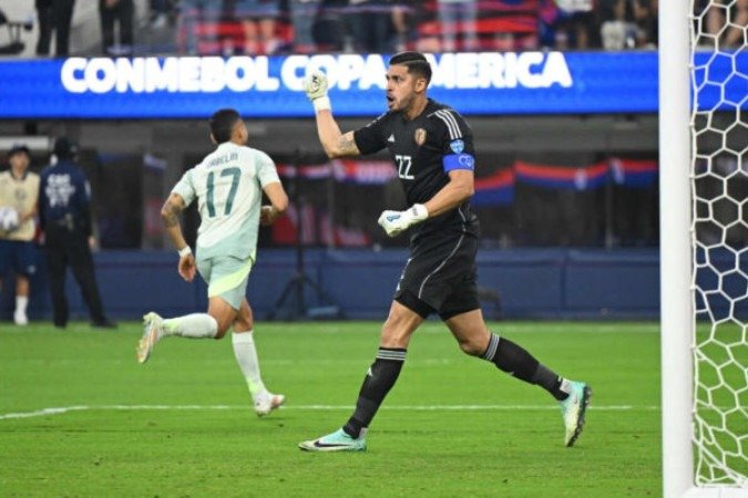 Venezuela's goalkeeper #22 Rafael Romo celebrates after saving the ball during a penalty kick by Mexico's midfielder #17 Orbelin Pineda during the Conmebol 2024 Copa America tournament group B football match between Venezuela and Mexico at SoFi Stadium in Inglewood, California on June 26, 2024. (Photo by Patrick T. Fallon / AFP)
- (crédito: AFP via Getty Images) Venezuela's goalkeeper #22 Rafael Romo celebrates after saving the ball during a penalty kick by Mexico's midfielder #17 Orbelin Pineda during the Conmebol 2024 Copa America tournament group B football match between Venezuela and Mexico at SoFi Stadium in Inglewood, California on June 26, 2024. (Photo by Patrick T. Fallon / AFP)
- (crédito: AFP via Getty Images)