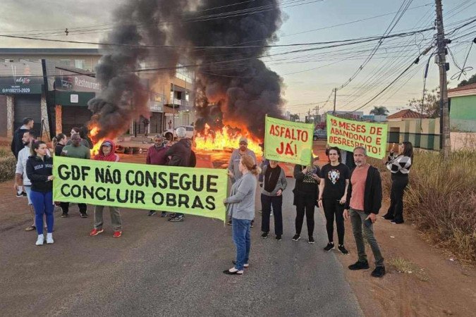 Moradores do Guará Park se manifestaram, na manhã desta quinta-feira (26/6), contra o atraso na obra de asfaltagem da rua de acesso aos condomínios do setor -  (crédito: Eduardo Meireles)