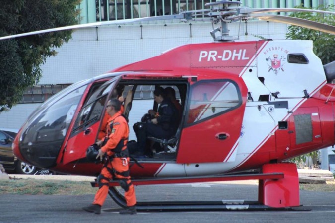 Aeronave que auxiliou no resgate de queda de helicóptero em Goiás chega ao Hospital de Base, em Brasília -  (crédito: Kayo Magalhães/CB/D.A. Press)
