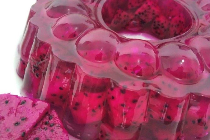 Rica em antioxidantes, a pitaya pode ser consumida em diversas formas, como gelatina