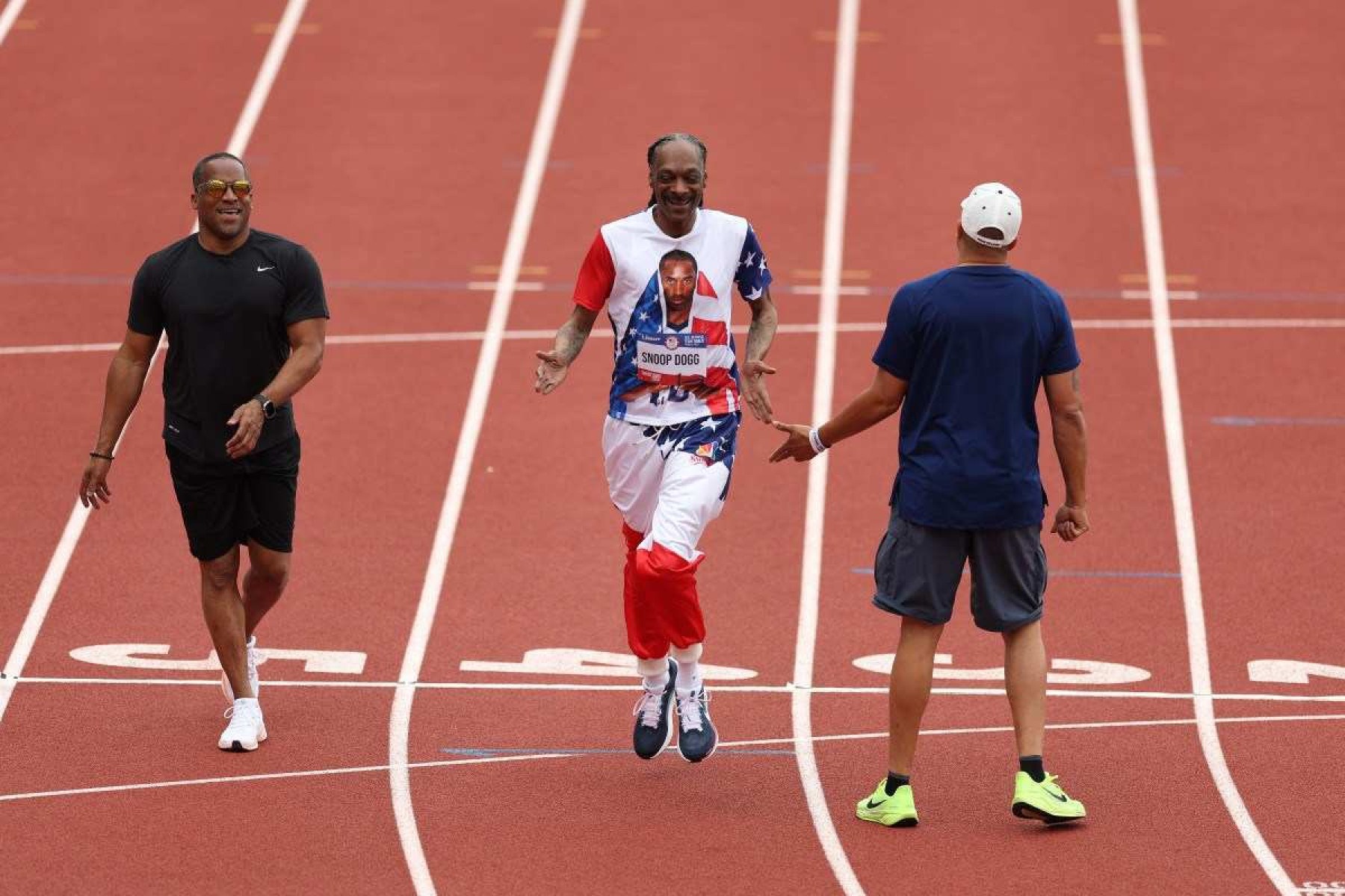 Snoop Dogg participa de corrida de 200 metros nos EUA; veja