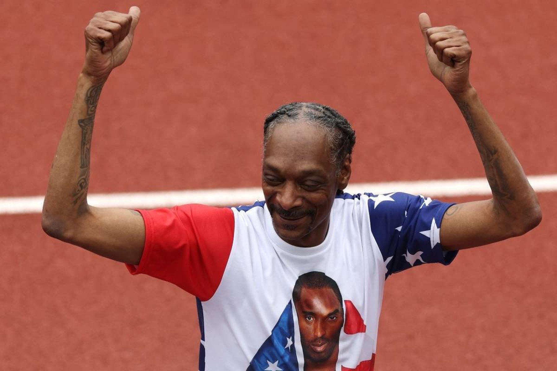 Snoop Dogg dá sinal de positivo no terceiro dia de atletismo da equipe olímpica dos EUA de 2024      