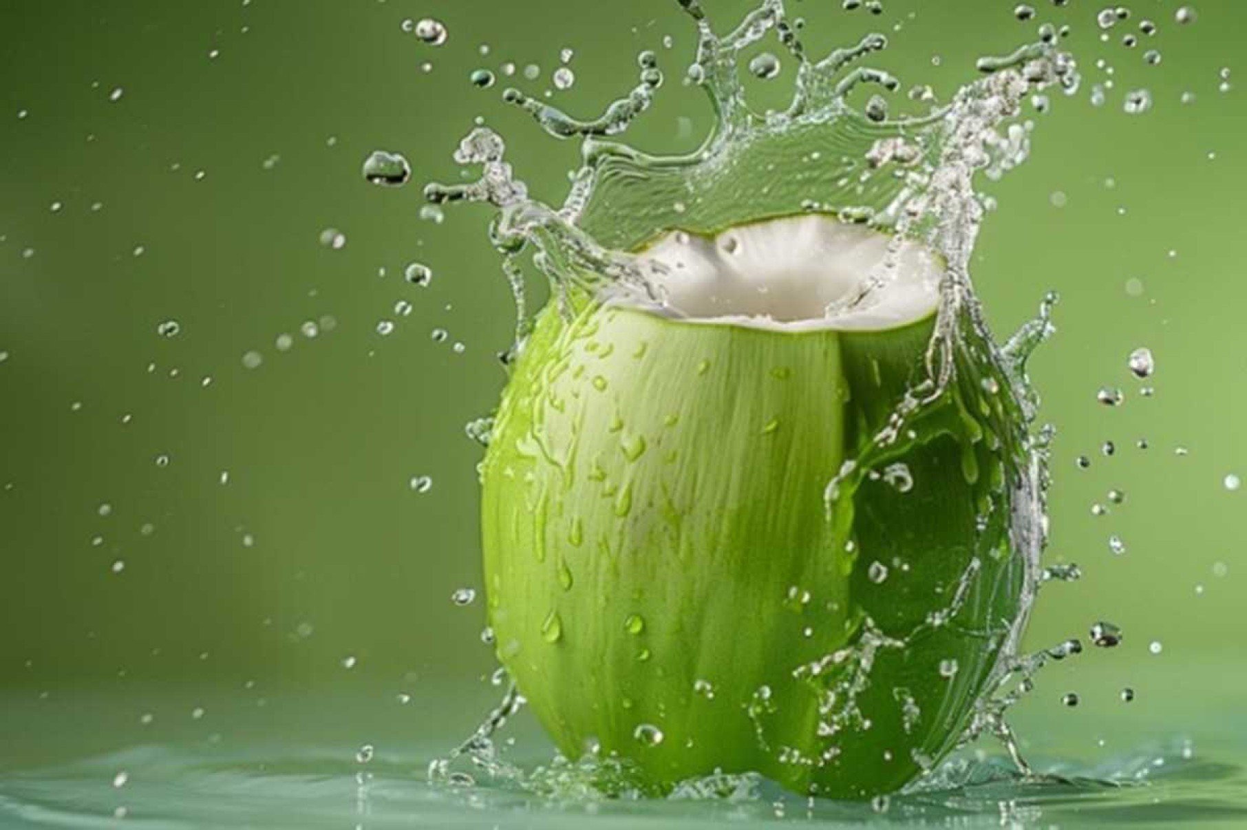 A água de coco pode substituir a água mineral?