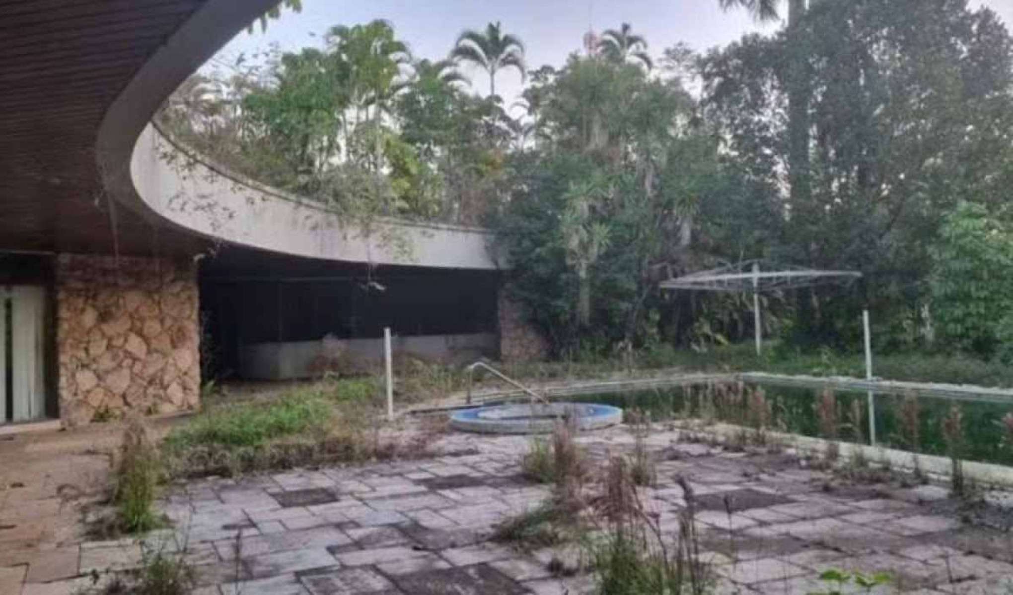 Mansão abandonada - piscina