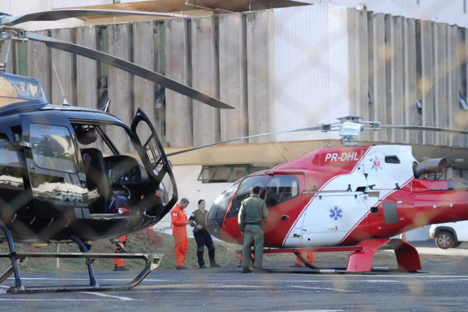 Aeronave que auxiliou no resgate de queda de helicóptero em Goiás chega ao Hospital de Base, em Brasília