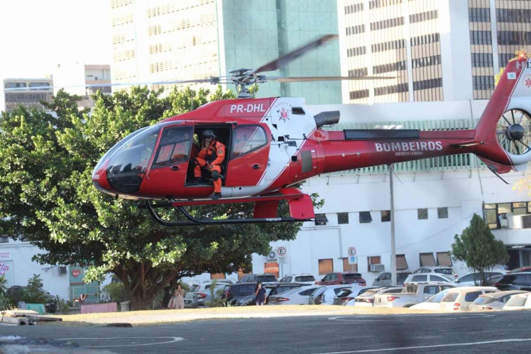 Aeronave que auxiliou no resgate de queda de helicóptero em Goiás chega ao Hospital de Base, em Brasília