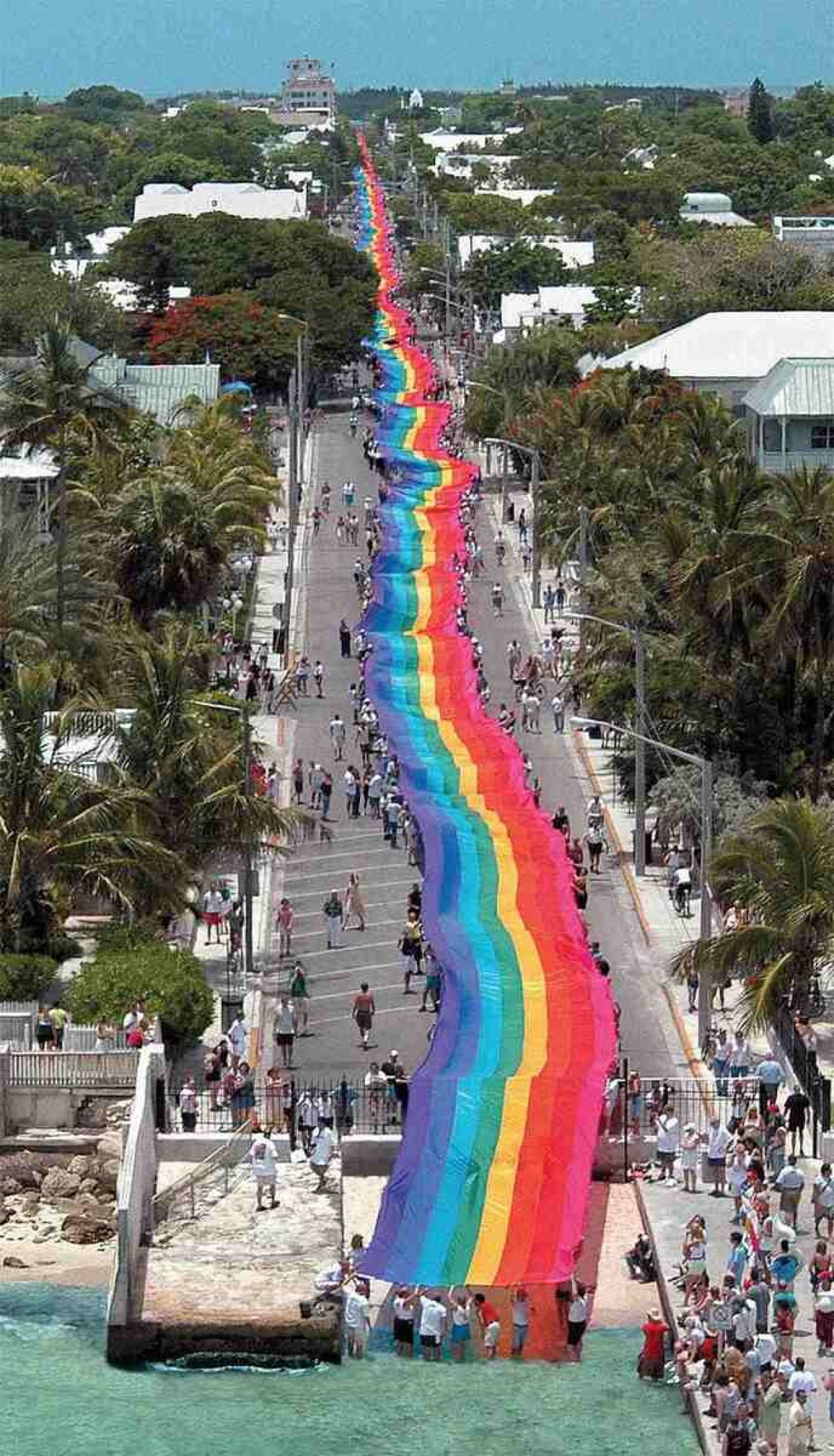 Bandeira gigante de oito cores toma as ruas de Key West, na Flórida, em comemoração ao 25º aniversário do símbolo