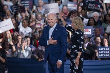  RALEIGH, NORTH CAROLINA - JUNE 28: U.S. President Joe Biden and First Lady Jill Biden, with "VOTE" printed on her dress, gesture to supporters at a post-debate campaign rally on June 28, 2024 in Raleigh, North Carolina. Last night President Biden and Republican presidential candidate, former U.S. President Donald Trump faced off in the first presidential debate of the 2024 campaign.   Allison Joyce/Getty Images/AFP (Photo by Allison Joyce / GETTY IMAGES NORTH AMERICA / Getty Images via AFP)
       -  (crédito:  Getty Images via AFP)