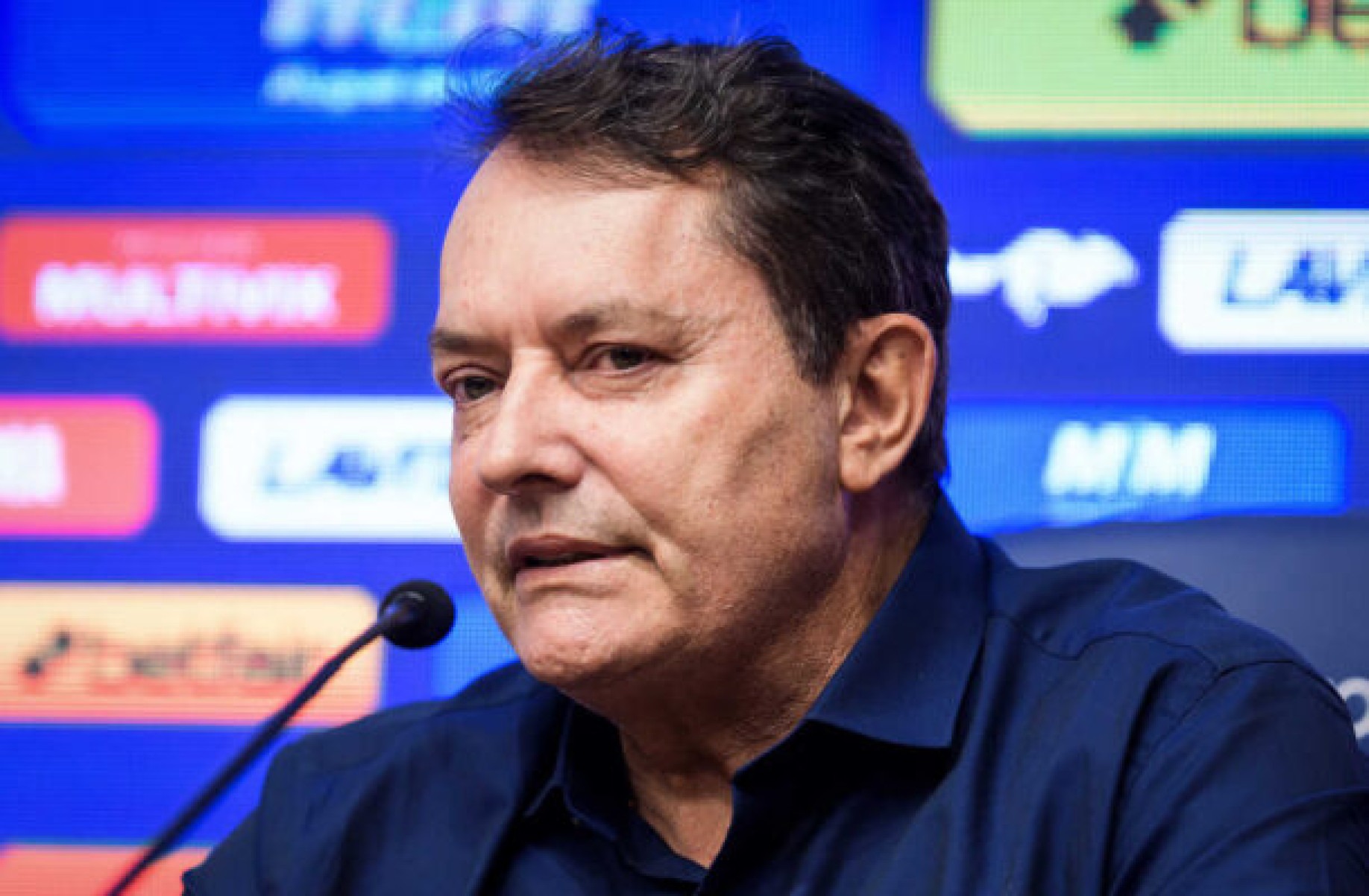 Pedrino Lourenço dá bronca e multa em lateral do Cruzeiro após expulsões