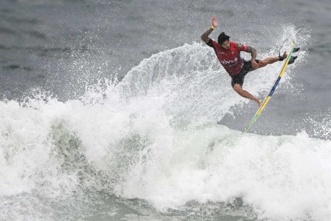 O brasileiro Gabriel Medina pega uma onda durante as oitavas de final do Rio Pro Surf Series da World Surf League (WSL) na praia de Itaúna, cidade de Saquarema, estado do Rio de Janeiro, Brasil, em 27 de junho de 2024. -  (crédito: MAURO PIMENTEL/AFP)