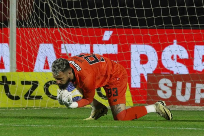 Jandrei falhou no gol do Criciúma, na vitória do São Paulo -  (crédito: Foto: Rubens Chiri e Paulo Pinto/Saopaulofc.net)