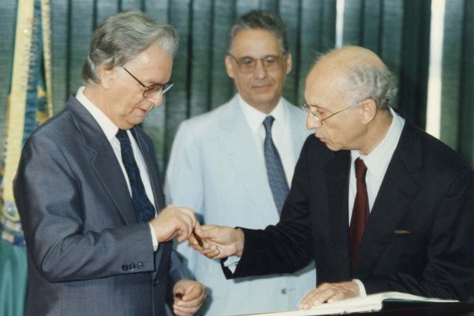 O presidente Itamar Franco com o novo ministro da Fazenda, Rubens Ricupero, e o antecessor da pasta, ao fundo, no Planalto, em 5 de abril de 1994 -  (crédito:  Jefferson Rudy/CB/D.A Press)