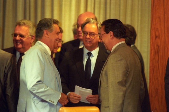 O então presidente Itamar Franco entre FHC e Pedro Malan, durante anúncio do Plano Real -  (crédito:  André Brant/CB/D.A Press)