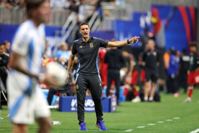  Argentina's coach Lionel Scaloni shouts instructions to his players from the touchline during the Conmebol 2024 Copa America tournament group A football match between Argentina and Canada at Mercedes Benz Stadium in Atlanta, Georgia, on June 20, 2024. (Photo by CHARLY TRIBALLEAU / AFP)
     -  (crédito:  AFP via Getty Images)