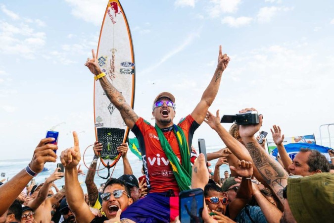 Italo Ferreira comemorou o título inédito nos braços do povo na praia de Itaúna (RJ) -  (crédito: Thiago Diz/World Surf League)