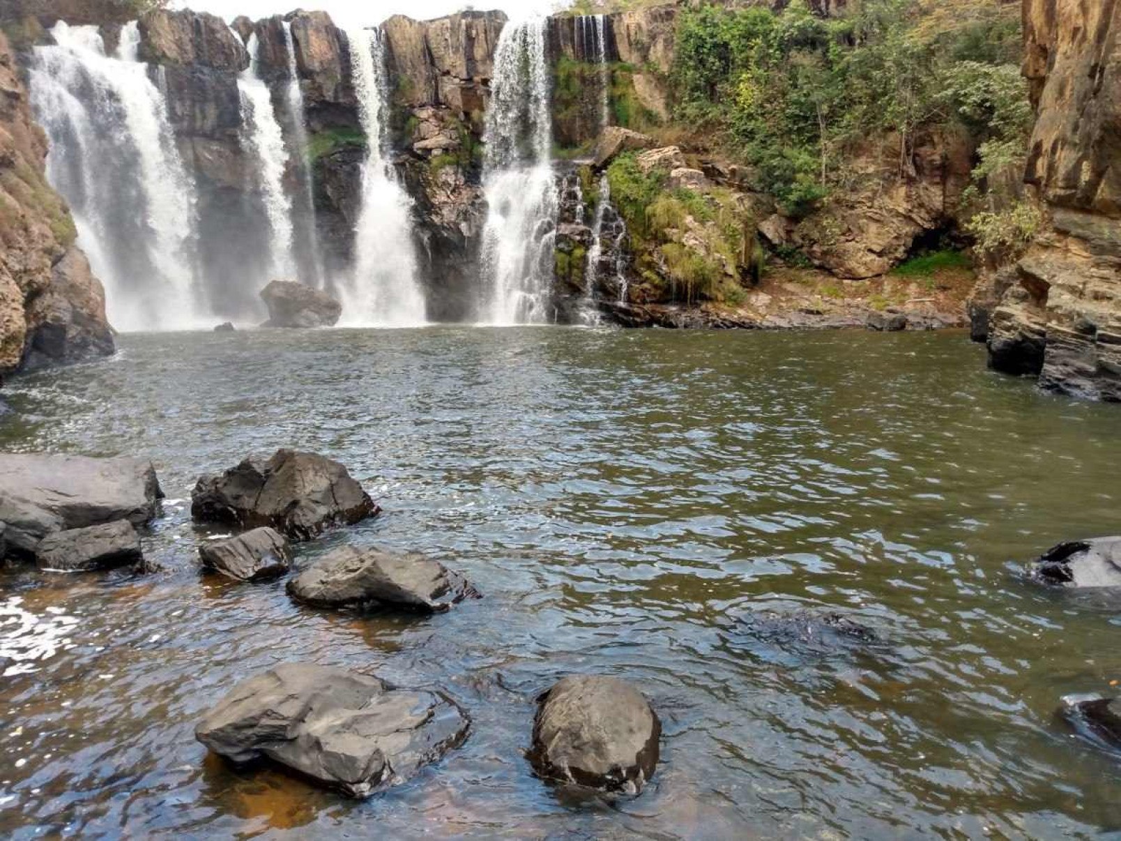 Cantinho e Paredes: cachoeiras revelam belezas da Chapada dos Veadeiros