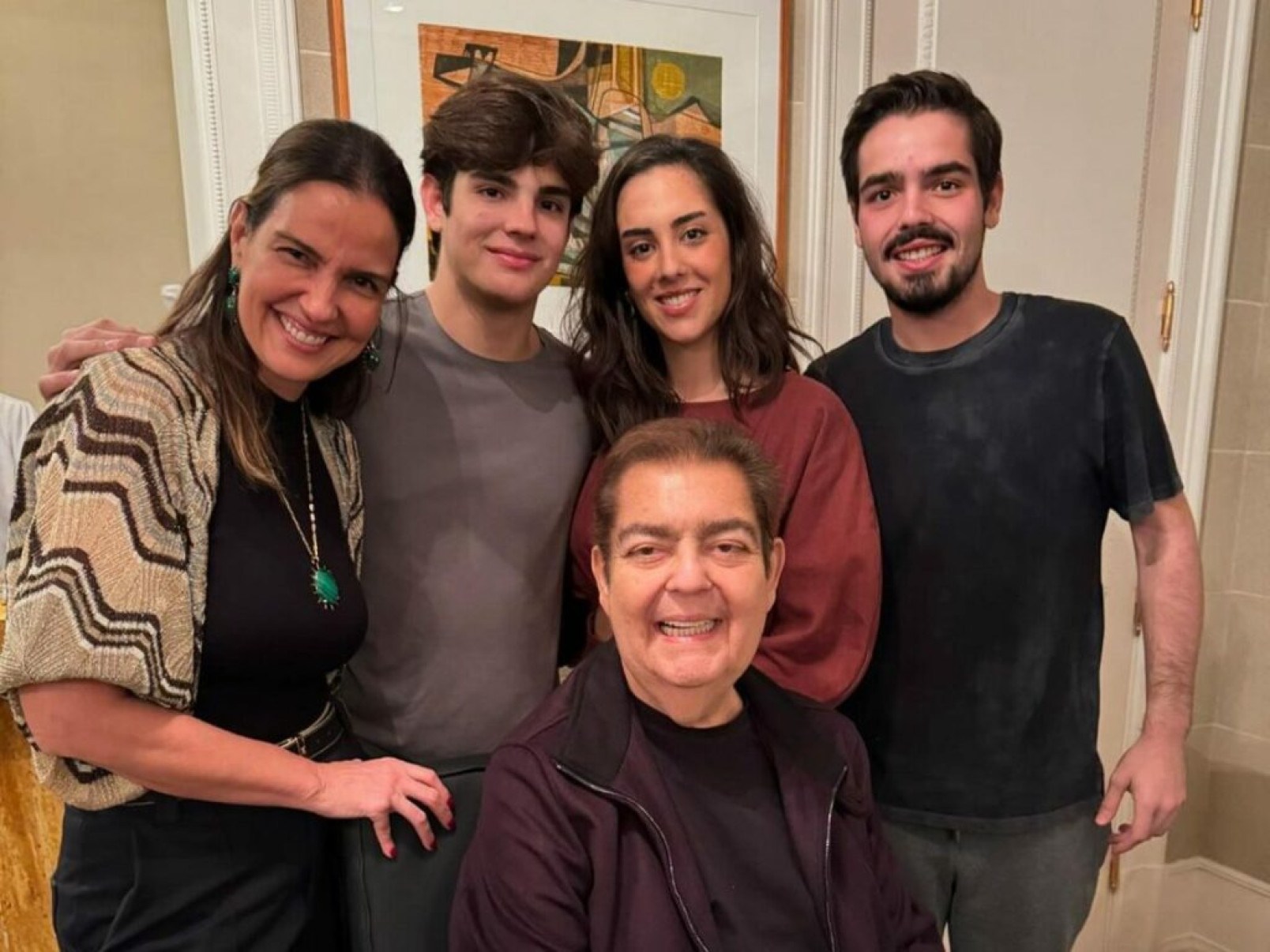 Após realizar dois transplantes, Faustão surge feliz e sorridente no aniversário da esposa