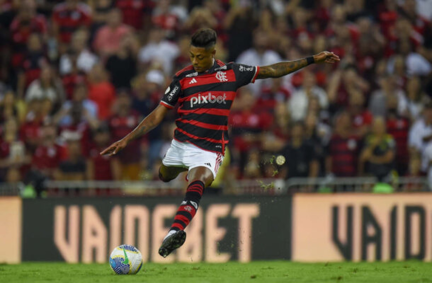 Bruno Henrique treina pelo Flamengo e pode enfrentar o Cruzeiro