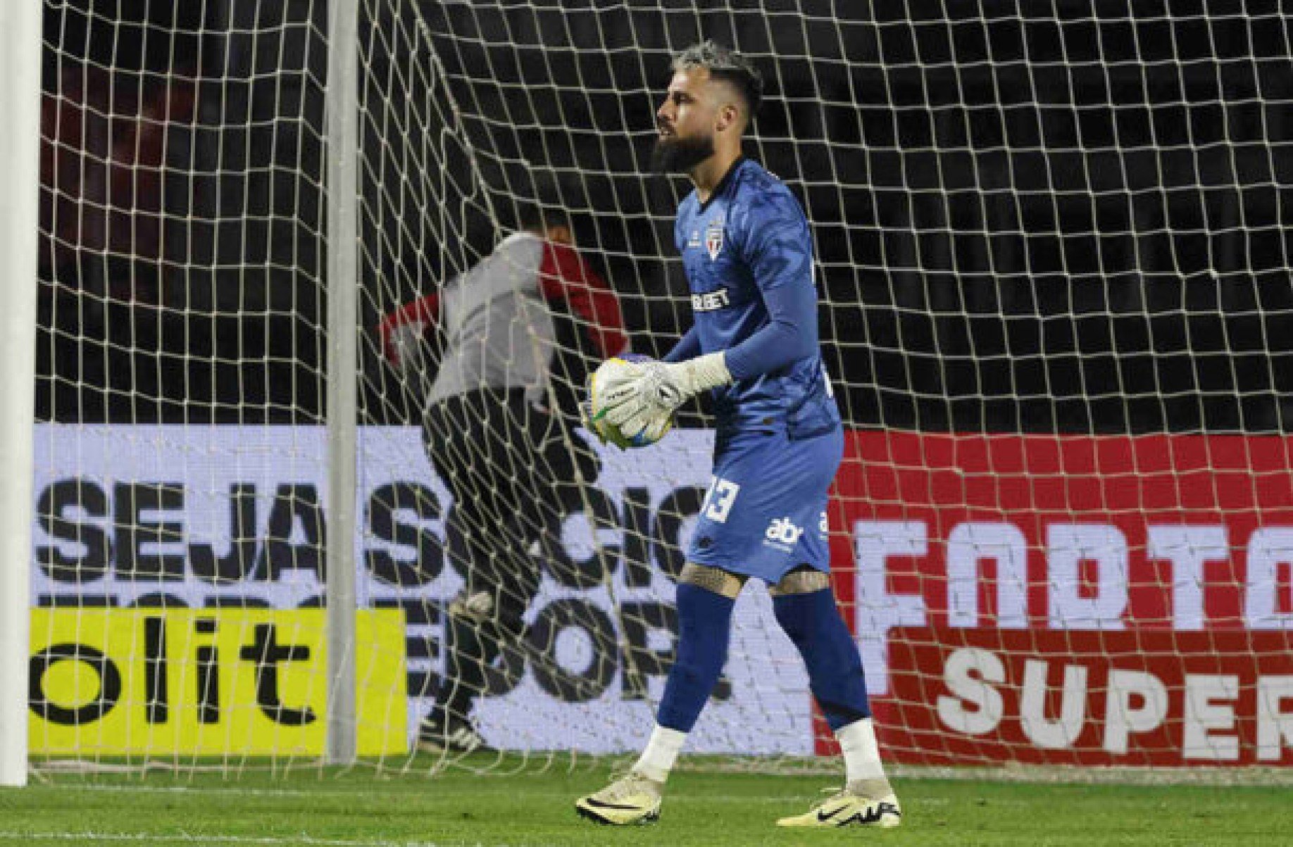 São Paulo respalda Jandrei e não pretende trazer novo goleiro na janela