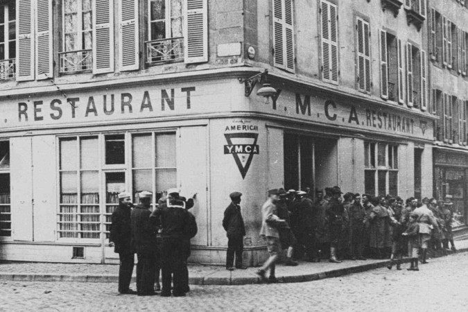 YMCA atuando no front ocidental da Primeira Guerra Mundial, em foto registrada pelo britânico John Warwick Brooke -  (crédito: Domínio Público)