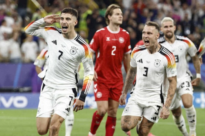  Germany's forward #07 Kai Havertz celebrates with teammates after scoring his team's first goal from the penalty spot during the UEFA Euro 2024 round of 16 football match between Germany and Denmark at the BVB Stadion Dortmund in Dortmund on June 29, 2024. (Photo by KENZO TRIBOUILLARD / AFP)
     -  (crédito:  AFP via Getty Images)