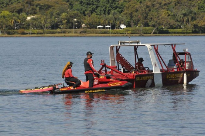 Equipe do Corpo de Bombeiros faz buscas no Lago Paranoá -  (crédito: Minervino Júnior/CB/D.A.Press)